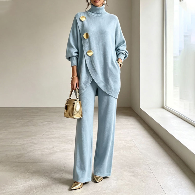 Carolina completo in maglia azzurro, maglia dolcevita con tre bottoni dorati e pantaloni