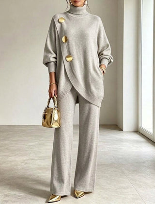 Carolina completo in maglia grigio, vista frontale