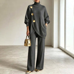 Carolina completo in maglia grigio scuro, vista frontale