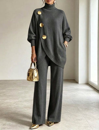 Carolina completo in maglia grigio scuro, vista frontale