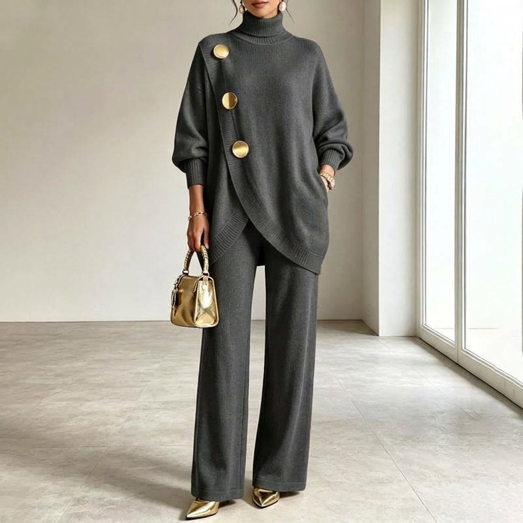 Carolina completo in maglia grigio scuro, vista frontale