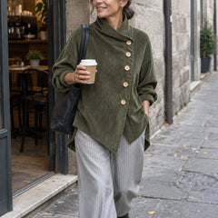 Marisa top in velluto a coste verde oliva con abbottonatura diagonale, look da caffè