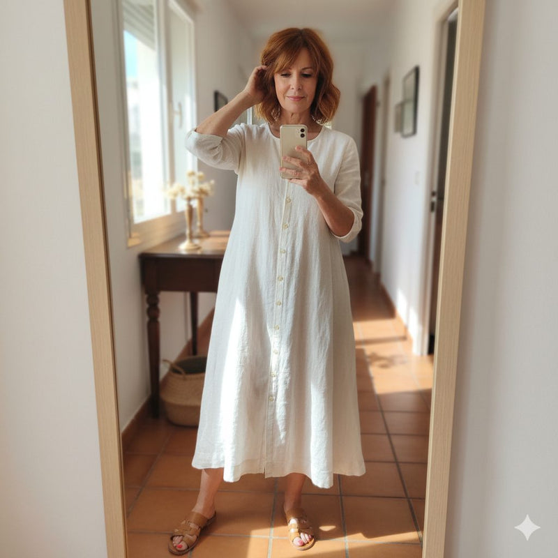 Cliente con abito midi in lino bianco