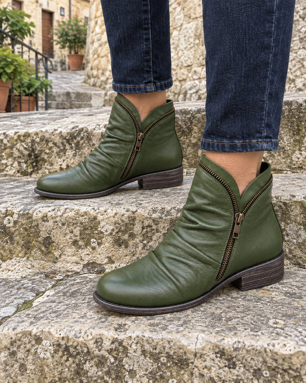 Stivaletti Suzanne verdi con zip diagonale, indossati